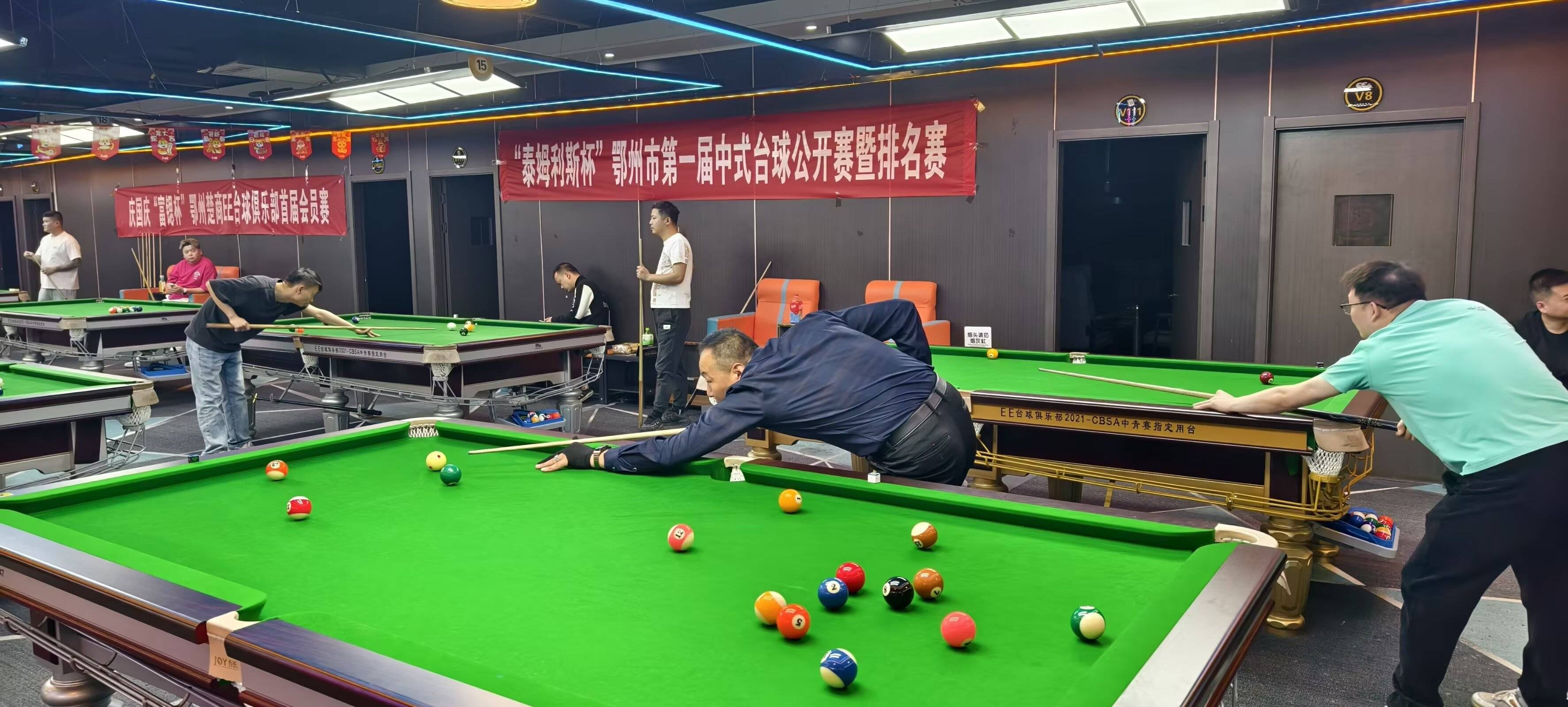 比赛中球员们技压群雄，才艺横溢，势不可挡